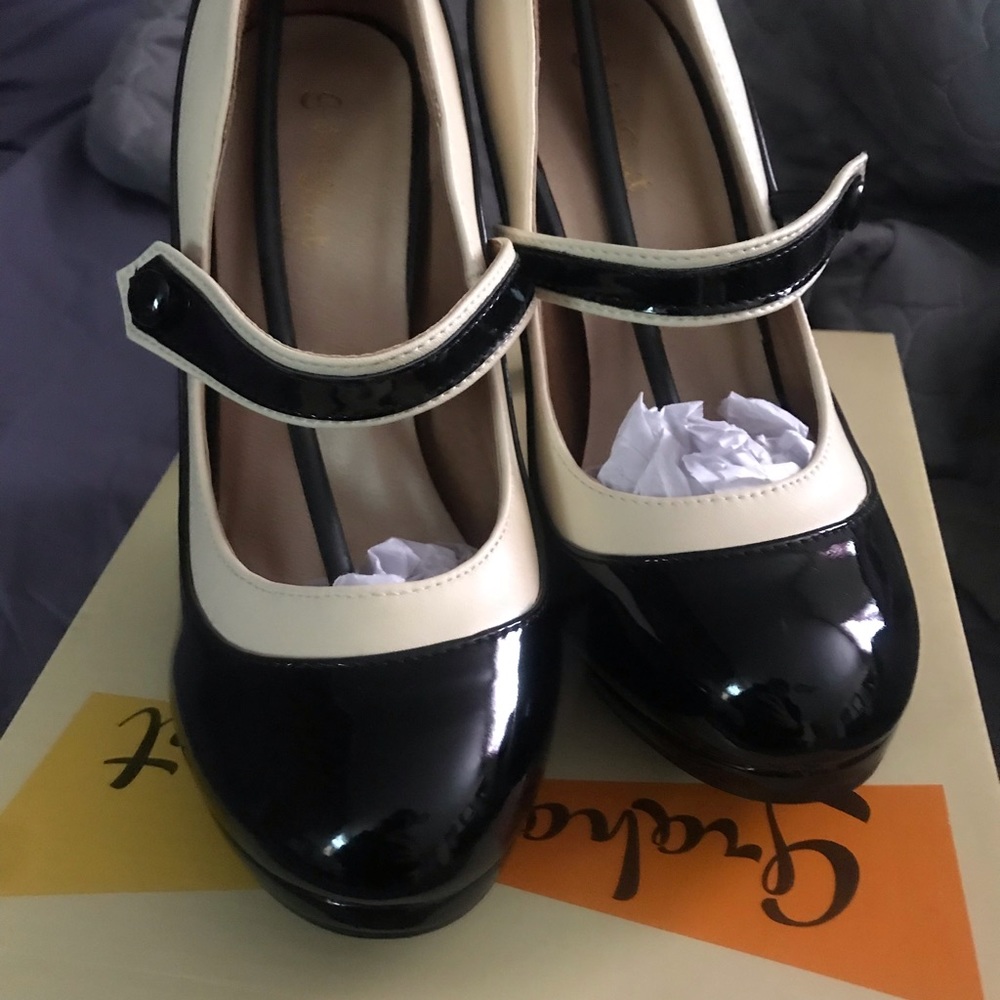 Graham Street Shoe Co. Heels - Picture 2 of 2